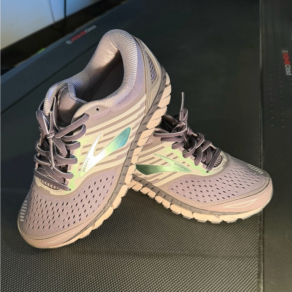 Brooks Women's 8.5 Wide Gray/Metallic Green Shoes with green Iridescent Accents